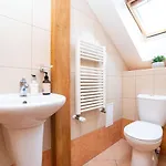 Bright And Airy In Unique Suburb Apartamento