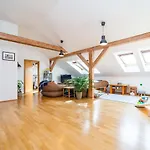 Bright And Airy In Unique Suburb * Praga