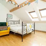 Bright And Airy In Unique Suburb Apartamento Praga