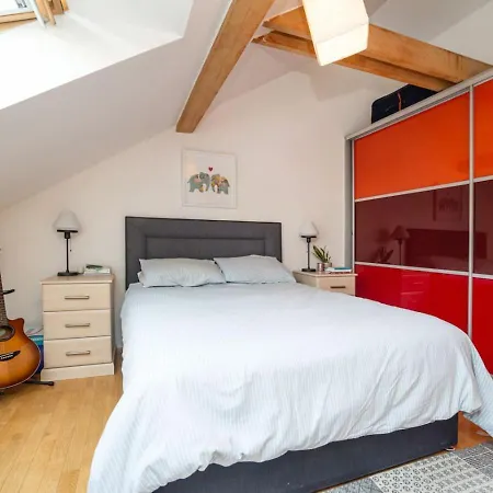 公寓 Bright And Airy In Unique Suburb