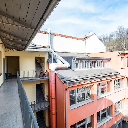 Bright And Airy In Unique Suburb 公寓 布拉格