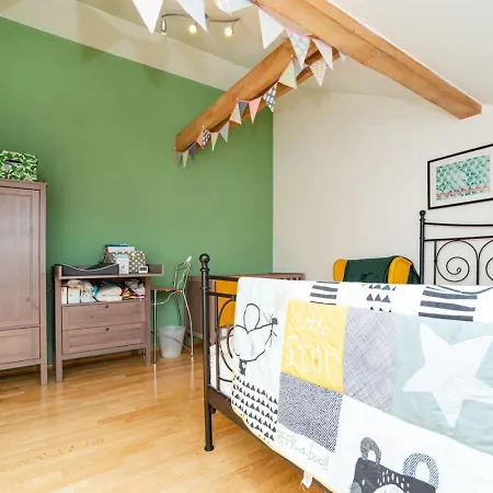 Bright And Airy In Unique Suburb Apartment *