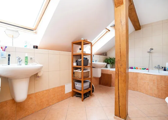 Bright And Airy In Unique Suburb * Prag