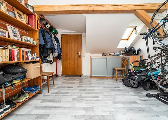 Bright And Airy In Unique Suburb Lejlighed