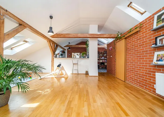 Bright And Airy In Unique Suburb *