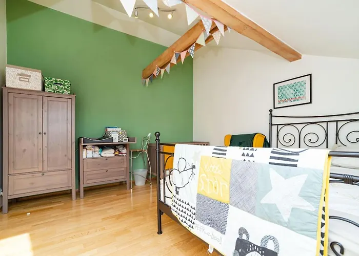 Bright And Airy In Unique Suburb Lejlighed *