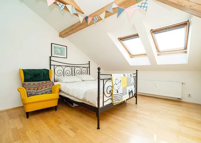 Bright And Airy In Unique Suburb Lejlighed Prag