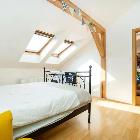 아파트 Bright And Airy In Unique Suburb *