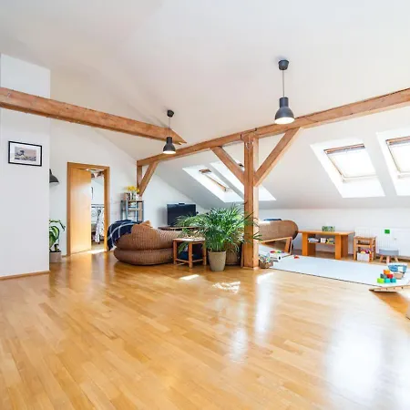 Bright And Airy In Unique Suburb * 프라하