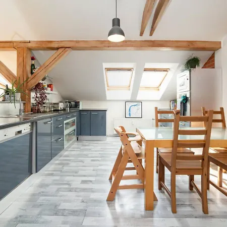 아파트 Bright And Airy In Unique Suburb *